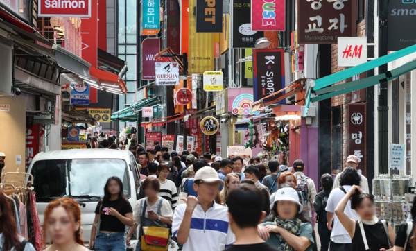 한은이 내수진작을 위해 2연속 금리를 인하했다. 사진은 서울 명동거리.