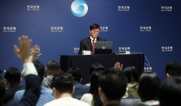 이창용 한국은행 총재가 28일 서울 중구 한국은행에서 열린 통화정책방향 기자간담회에서 취재진의 질문을 받고 있다. 사진=공동취재단