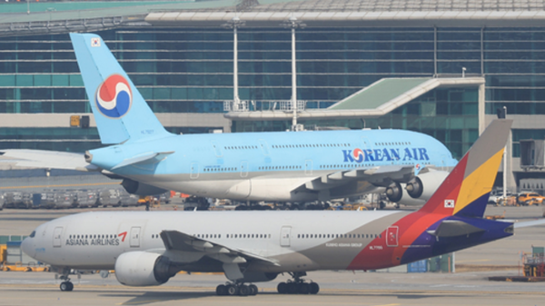 합병절차가 초읽기에 들어간 대한항공과 아시아나항공의 여객기가 나란히 대기중이다. 사진=연합뉴스