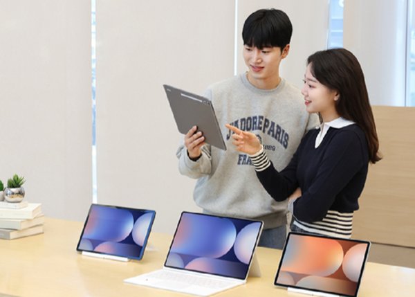 삼성전자 모델들이 삼성스토어 서초에서 '갤럭시 탭 S10 시리즈'를 소개하고 있다. 사진=삼성전자