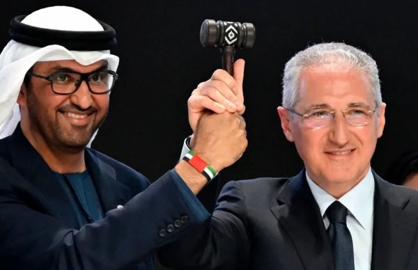 COP28 의장을 지낸 술탄 알 자베르 UAE 산업첨단기술부 장관(왼쪽)과 COP29 의장인 무크타르 바바예프 아제르바이잔 생태천연자원부 장관이 11일(현지시간) 바쿠에서 열린 COP29 개회식에서 손을 맞잡고 있다. 사진=AFP