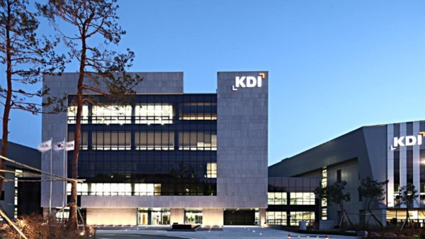 KDI가 12일 발표한 '2024년 하반기 경제전망'에서 올해 우리나라 경제성장률(GDP) 전망치를 종전 2.5%에서 2.2%로 0.3%포인트(p) 낮췄다. 사진은 KDI 전경. 사진=KDI