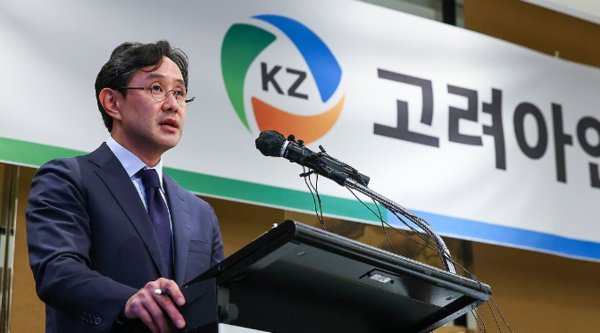 최윤범 고려아연 회장이 지난달 2일 오후 서울 용산구 그랜드하얏트 호텔에서 열린 고려아연 기자회견에 참석해 발언하고 있다. 사진=연합뉴스