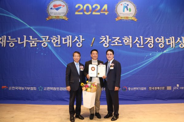 본지 정민호국장(가운데)이 재능나눔공헌대상서 산자위원장 표창을 받고 정운찬 전 국무총리(왼쪽) 등과 기념촬영을 하고 있다. 사진=데일리뉴스