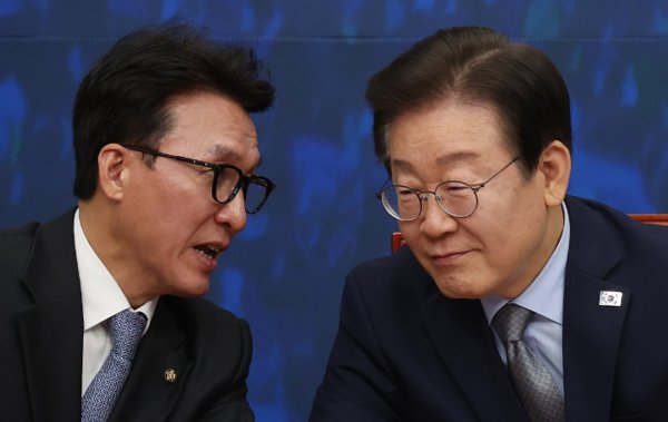 더불어민주당 이재명 대표가 15일 국회에서 열린 최고위원회의에서 김민석 최고위원과 대화하고 있다. 사진=연합뉴스