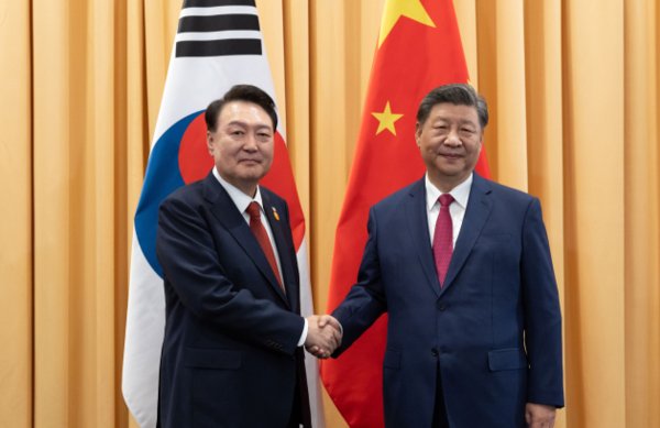 31차 아시아태평양경제협력체(APEC) 정상회의에 참석한 윤석열 대통령이 15일(현지시간) 페루 리마의 한 호텔에서 한중 정상회담 전 시진핑 중국 국가 주석과 악수하고 있다. 사진=공동취재