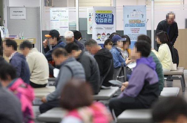 내수부진에 판매직 고용이 급감한 것으로 나타났다. 사진은 지난 13일 서울의 한 고용복지플러스센터 모습. 사진=연합뉴스