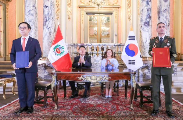 이용배 현대로템 대표와 호르헤 사파타 페루 육군조병창 대표가 16일(현지시간) 페루 리마 대통령궁에서 윤석열 대통령과 디나 볼루아르테 페루 대통령이 임석한 가운데 열린 한·페루 양해각서(MOU) 및 계약 체결식에서 육군 지상장비협력 총괄협약서에 서명 뒤 기념촬영을 하고 있다. 사진=현대로템