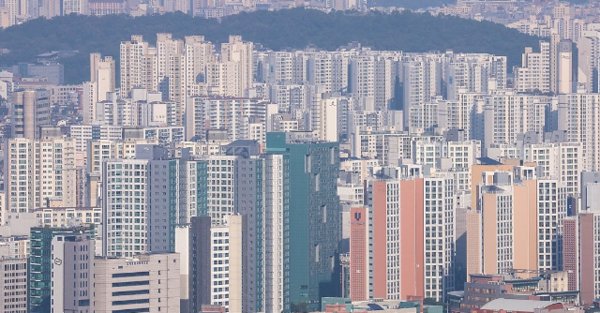 서울아파트 거래량과 주택담보대출이 급증하며 지난 3분기 가계빚이 1900조원을 돌파하며 역대 최대치를 찍었다. 사진은 서울 아파트 단지. 사진=연합뉴스