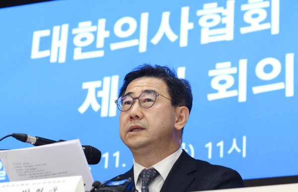 박형욱 대한의사협회 비상대책위원장이 22일 오전 서울 용산구 대한의사협회에서 전날 열린 첫 회의 결과에 대해 브리핑하고 있다. 사진=연합뉴스