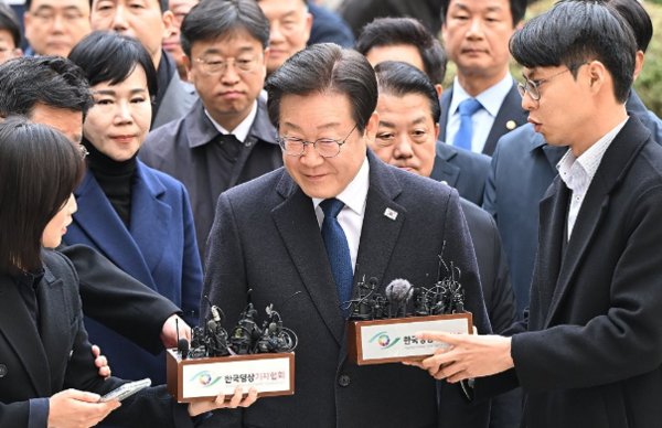 더불어민주당 이재명 대표가 25일 오후 서울 서초구 서울중앙지법에서 열린 '위증교사' 혐의 사건 1심 선고 공판에 출석하며 법정으로 향하고 있다. 사진=공동취재단