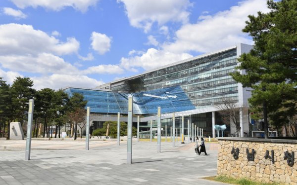 성남시가 26일 시청에서 성균관대학교와 공동 운영할  '팹리스·AI혁신연구센터' 개소식을 가졌다. 사진은 성남시청 전경. 사진=성남시