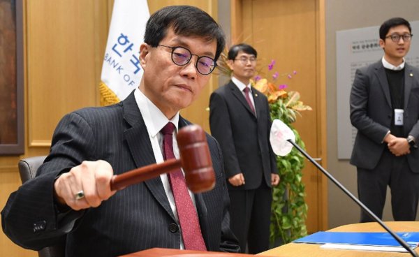 이창용 한국은행 총재가 28일 오전 서울 중구 한국은행에서 열린 금융통화위원회에서 의사봉을 두드리고 있다. 사진=공동취재단