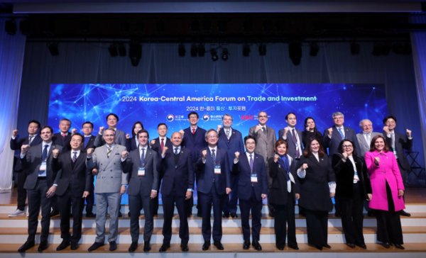 중기부와 외교부가 28일 개최한 '2024 한-중미 통상·투자 포럼' 참석자들이 기념촬영을 했다. 사진=중기부