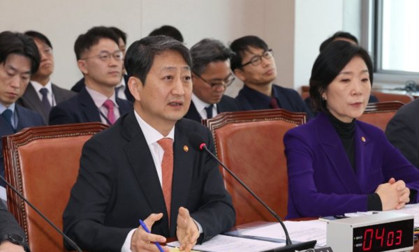 28일 오전 국회에서 열린 산업통상자원중소벤처기업위원회 전체회의에서 안덕근 산업통상자원부 장관이 의원 질의에 답변하고 있다. 오른쪽은 오영주 중소벤처기업부 장관. 사진=연합뉴스