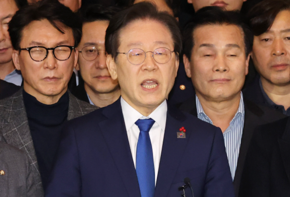이재명 더블어민주당 대표가 계엄 선포는 명백한 국헌 문란이자 내란 행위라고 목소리를 높이고 있다. 사진=연합뉴스