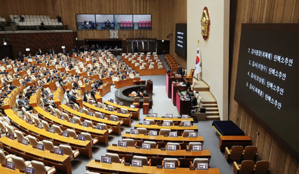 5일 국회 본회의에서 최재해 감사원장과 이창수 서울중앙지검장 등 검사 3명에 대한 탄핵 소추안이 본회의에 상정되고 있다. 여당이 탄핵을 규탄하며 표결 불참, 오른쪽 의의석이 텅 비어있다. 사진=연합뉴스
