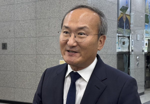 이석희 SK온 최고경영자(CEO) 사장이 13일 서울 강남구에서 열린 '산업부 장관-배터리 업계' 간담회 후 취재진의 질문에 답하고 있다. 사진=연합뉴스
