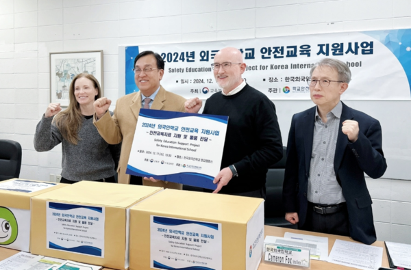 정훈 학교안전공제중앙회 이사장(왼쪽 두번째)이 11일 한국외국인학교 판교캠퍼스를 방문해 안전교육 자료와 물품을 전달한 후 학교관계자들과 기념촬영을 하고 있다. 사진=학교안전공제중앙회