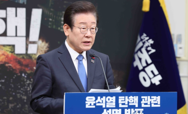 더불어민주당 이재명 대표가 13일 오전 서울 여의도 국회에서 윤석열 대통령에 대한 탄핵소추안 가결을 촉구하는 성명을 발표하고 있다. 사진=연합뉴스