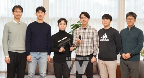 왼쪽부터 기계로봇공학부 이재욱 교수, 조성범 박사, 지용화 학생, 홍창의 학생, 유형욱 학생, 이종호 교수. 사진=광주과학기술원