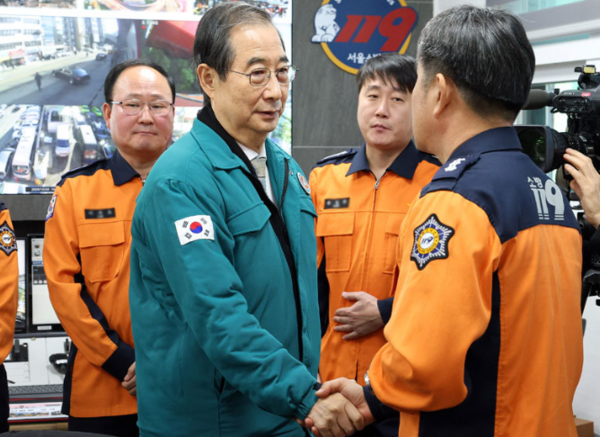 한덕수 대통령 권한대행(가운데)이 24일 연말연시 비상근무기관의 대응체계 점검 등을 위해 서울 중구 서울중부소방서 상황실을 방문해 근무자들을 격려하고 있다. 사진=대통령실사진기자단