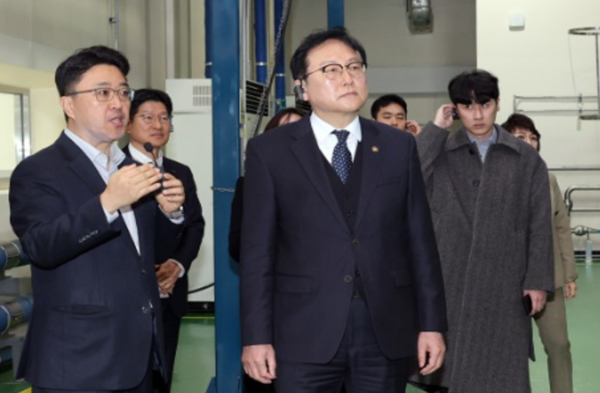 정인교 산업부 통상교섭본부장(오른쪽)이 지난 20일 셀트리온을 방문, 양현주 셀트리온 전무 안내로 바이오시밀러 생산현장을 둘러보고 애로사항을 청취하고있다. 사진= 산업통상자원부