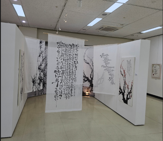 여명캘리 첫번째 회원전 '성황'...개성만점 캘리그래피 '눈길'