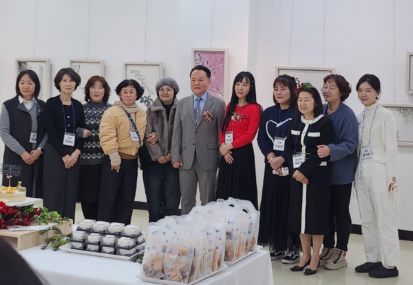 여명캘리 관계자들이 전시장에서 기념촬영을 화고 있다. 사진=여명캘리