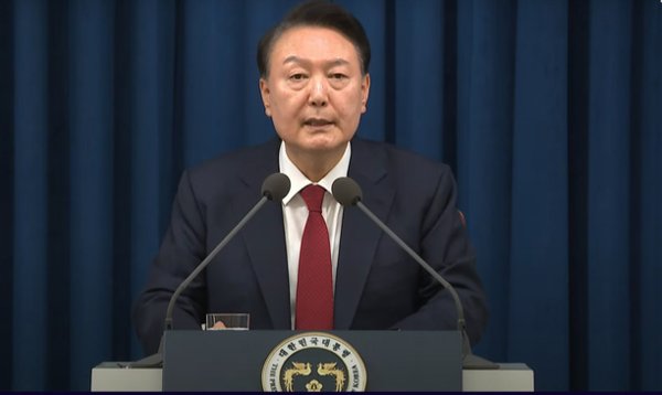 윤석열 대통령은 3일 용산 대통령실에서 긴급 담화를 통해 비상계엄을 선포하고 있다.