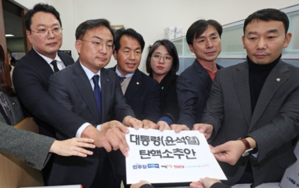 4일 서울 여의도 국회에서 더불어민주당 김용민 의원(맨오른쪽) 등 야6당이 공동발의한 윤석열 대통령 탄핵소추안을 제출하고 있다. 사진=연합뉴스