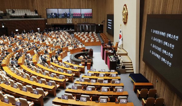 5일 국회 본회의에서 최재해 감사원장과 이창수 서울중앙지검장 등 검사 3명에 대한 탄핵 소추안이 본회의에 상정되고 있다. 여당이 탄핵을 규탄하며 표결 불참, 오른쪽 의의석이 텅 비어있다. 사진=연합뉴스