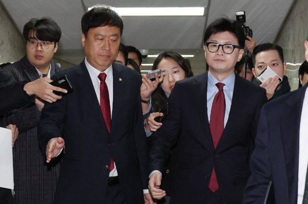 국민의힘 한동훈 대표가 9일 오전 서울 여의도 국회에서 열린 비공개 최고위원회의를 마치고 밖으로 나서고 있다. 사진=연합뉴스