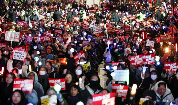 지난 10일 오후 서울 영등포구 국회 앞에서 윤석열 대통령 탄핵을 촉구하는 촛불집회가 열리고 있다. 사진=연합뉴스