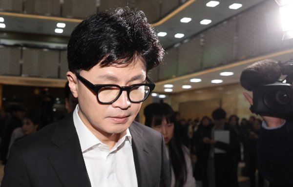 국민의힘 한동훈 대표가 14일 오후 윤석열 대통령 탄핵소추안이 가결된 뒤 당 대표실을 나와 의원총회장으로 들어가고 있다. 사진=연합뉴스