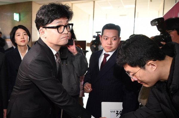 16일 오전 서울 여의도 국회에서 당 대표 사퇴 의사를 밝힌 국민의힘 한동훈 대표가 국회를 나서고 있다. 사진=국회사진기자단 