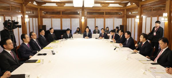 한덕수 대통령 권한대행 국무총리(가운데)가 20일 서울 종로구 삼청동 총리공관에서 고위당정협의회를 하고 있다. 사진=연합뉴스