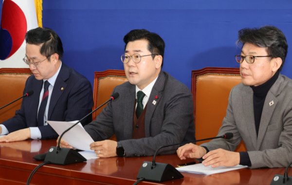 더불어민주당 박찬대 원내대표가 24일 오전 서울 여의도 국회에서 열린 원내대책회의에서 한덕수 대통령 권한대행 탄핵 절차 돌입에 대해 발언하고 있다. 사진=연합뉴스