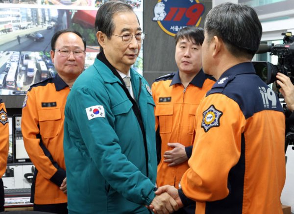 한덕수 대통령 권한대행(가운데)이 24일 연말연시 비상근무기관의 대응체계 점검 등을 위해 서울 중구 서울중부소방서 상황실을 방문해 근무자들을 격려하고 있다. 사진=대통령실사진기자단