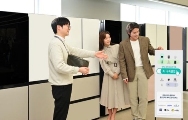 삼성전자 모델들이 가전 구독 서비스인 ‘인공지능(AI) 구독클럽’을 살펴보고 있다. 사진=삼성전자