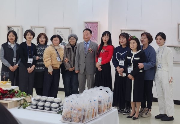 여명캘리 관계자들이 전시장에서 기념촬영을 화고 있다. 사진=여명캘리