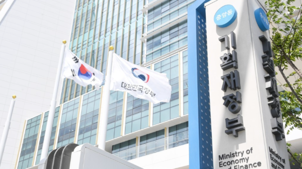 기재부가 올해 경제성장률 전망치를 1.8%로 낮췄다. 사진은 기재부 세종청사. 사진=기획재정부
