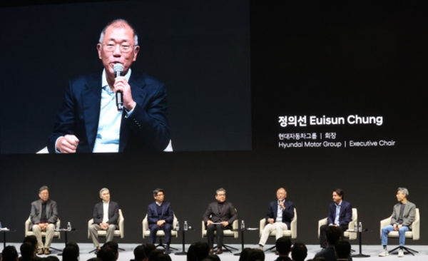 6일 경기 고양시 '현대모터스튜디오 고양'에서 열린 2025 신년회에서 정의선 현대자동차그룹 회장 등 경영진들이 좌담회를 하며 인사말을 하고 있다. 사진=연합뉴스