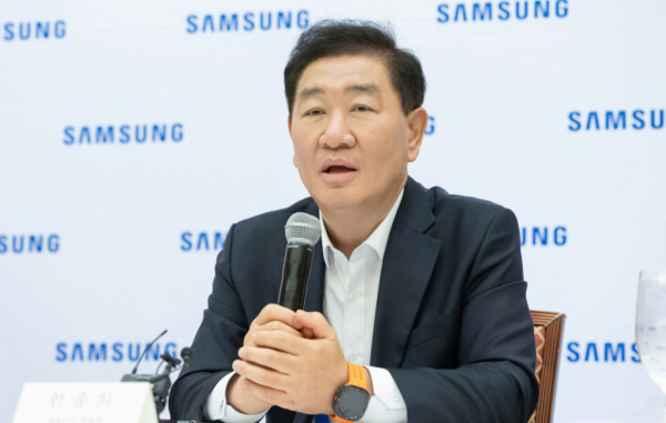 7일(현지시간) 미국 라스베이거스 ‘CES 2025’ 현장에서 열린 국내 기자간담회에서 한종희 삼성 대표이사 부회장이 기자들의 질문에 답변을 하고 있다. 사진=삼성전자