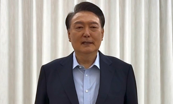 윤석열 대통령이 15일 공수처 출석과 관련해 미리 제작한 영상에서 대국민 담화를 하고 있다. 사진=대통령실