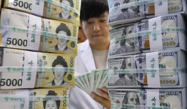 고환율에 한은이 금리인하 행진을 멈췄다. 사진은 서울 중구 하나은행 위·변조 대응센터에서 직원이 달러와 원화를 정리하고 있는 모습. 사진=연합뉴스 