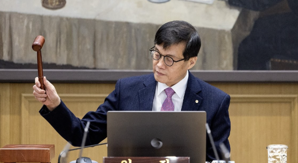 이창용 한국은행 총재가 16일 오전 서울 중구 한국은행에서 열린 금융통화위원회에서 의사봉을 두드리고 있다.  사진=공동취재단
