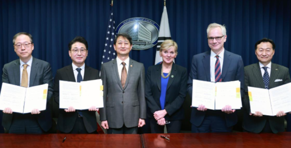 지난 8일(현지시간) 미국 워싱턴 D.C. 에너지부 회의실에서 열린 ‘한·미 원자력 수출 및 협력 원칙에 관한 기관 간 약정(MOU) 체결식’에서 안덕근 산업통상자원부 장관과 제니퍼 그랜홈 미국 에너지부 장관 등이 기념사진을 찍고 있다. 사진=산업통상자원부