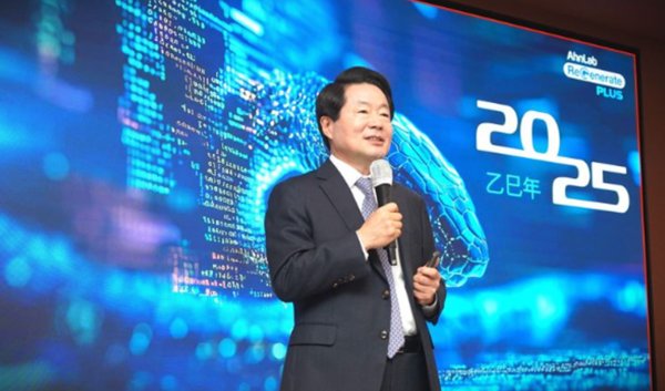 강석균 안랩 대표가 2일 시무식에서 올해 경영계획을 발표하고 있다. 사진=안랩