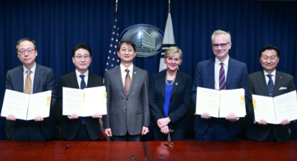안덕근(왼쪽 세번재) 산업통상자원부 장관이 8일(현지시간) 미국 워싱턴 D.C에서 미 에너지부·국방부와 원자력 수출 및 협력 원칙에 관한 기관 간 약정(MOU)을 체결한 후 기념촬영을 하고 있다. 사진=산업통상자원부